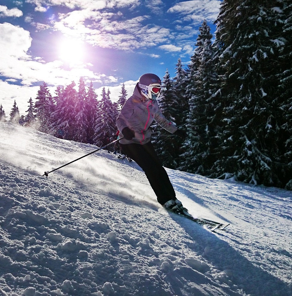 Fille qui fait une descente à skis